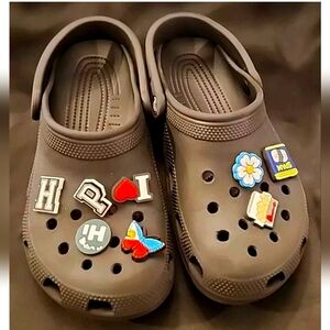 CROCS SHOES CLASSIC CLOGS UNISEX SHOE DARK BLACK SIZE M 5, W 7 Charms